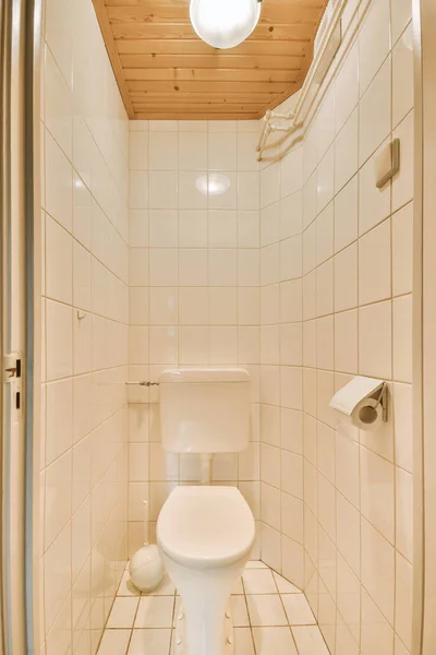 근처에 현대의 세라믹 싱크대와 세라믹 싱크대를 설치하고 화장실에 수건을 설치하는 — 스톡 사진