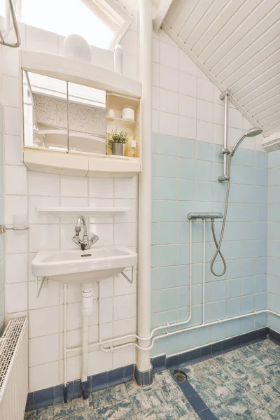 Interior Baño Contemporáneo Con Ducha Lavabo Estilo Minimalista Piso — Foto de Stock