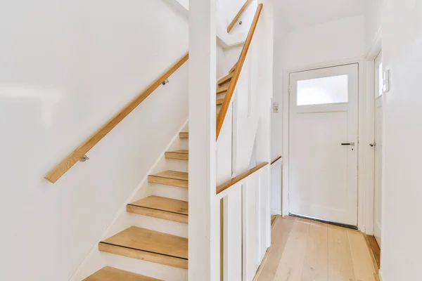 現代的な家のレベルと木製の床と白い壁を結ぶ白い螺旋階段 — ストック写真