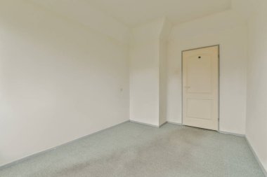 Lüks bir evde rahat ve ferah boş bir oda.