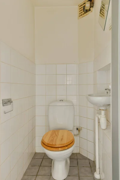 Lavabolu Duvarlı Beyaz Duvarlı Kareli Tuvaletli Dar Bir Tuvalet — Stok fotoğraf