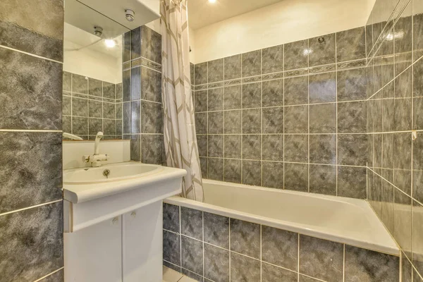 Interieur Eines Modernen Badezimmers Mit Dusche Und Waschbecken Minimalistischem Stil — Stockfoto