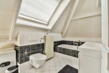 Açık banyo küveti ve duşu olan modern ev iç tasarımı. Tuvaletten bölme duvarıyla ayrılmış.