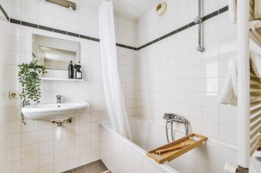 Duşu olan ve düz bir şekilde lavaboya batan çağdaş bir banyo.