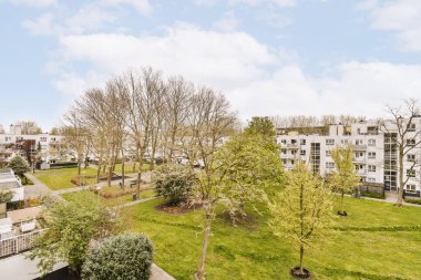 Eski tuğlalı binaların ve bisikletli arabaların ön manzarası küçük balkondan tırabzanlara kadar uzanıyor.