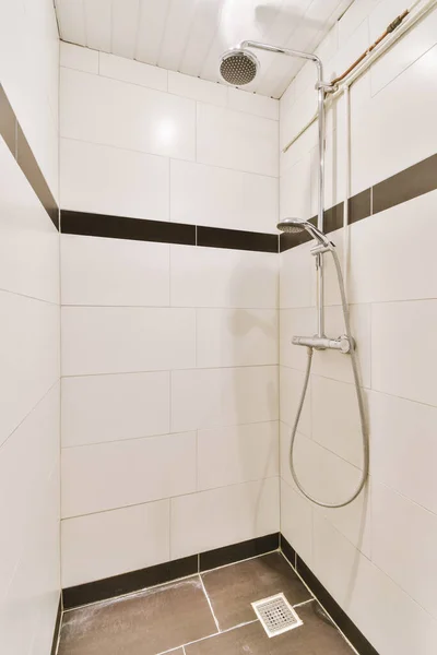 Łazienka Białymi Kafelkami Ściany Otwarty Prysznic Pobliżu Zlewu Świetle — Zdjęcie stockowe
