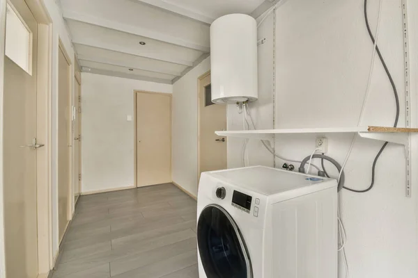 白色墙壁和洗衣机中有许多门的轻薄狭窄的走廊 — 图库照片