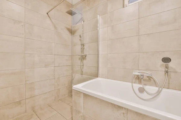 Kortárs Fürdőszoba Káddal Üveg Zuhanykabinnal Világos Bézs Csempével Fehér Mennyezettel — Stock Fotó