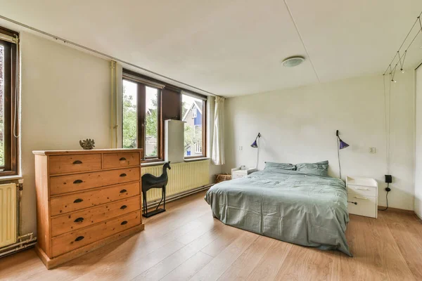 Comfortable Bed White Bedclothes Bedside Table Lamp Placed Window Light — Fotografia de Stock