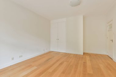 Parke ve radyatörlü pencereli boş beyaz odanın içi