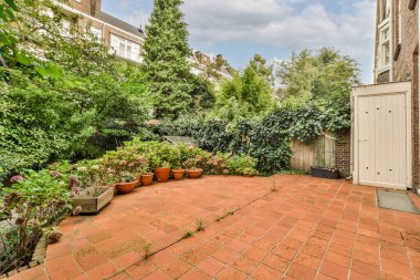 Küçük bahçeli basit küçük bir teras.