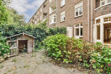 Küçük bahçeli basit küçük bir teras.