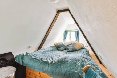 Yatak odasının iç tasarımı, yatak odası ve ahşap gardırop modern dairenin penceresinin kenarına yerleştirilmiş.