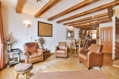 Minimalist tarzı açık mutfağı ve masa ve sandalyeleri olan geniş yemek alanı olan modern çatı katı dairesinin ev tasarımı.