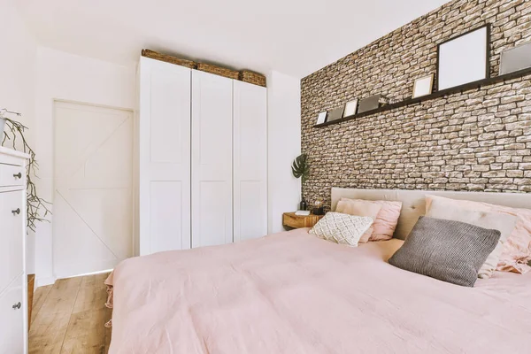 Diseño Interior Casa Dormitorio Con Cama Armario Madera Situado Esquina —  Fotos de Stock