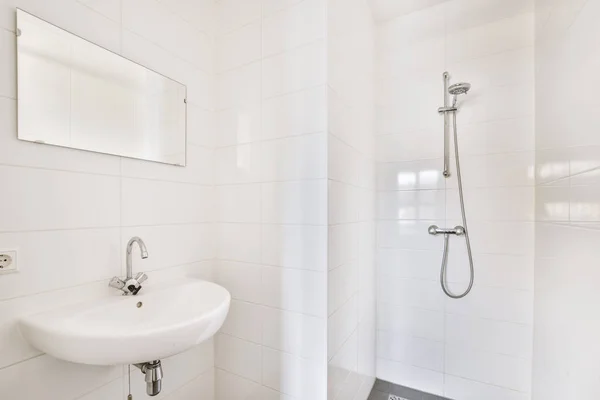 Mosogatók Tükrökkel Tiszta Zuhanyzó Doboz Üvegajtóval Modern Fürdőszoba Fehér Csempézett — Stock Fotó