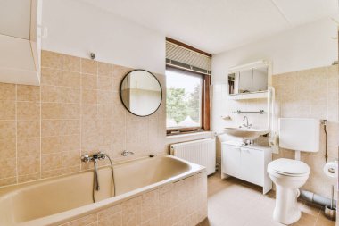 Modern apartmanda banyo ve banyo küveti olan şık bir iç tasarım.