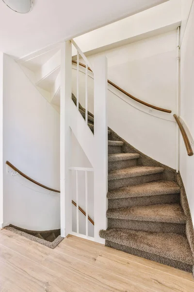 Pasillo Blanco Con Escalera Madera Que Conduce Segundo Piso Moderno —  Fotos de Stock