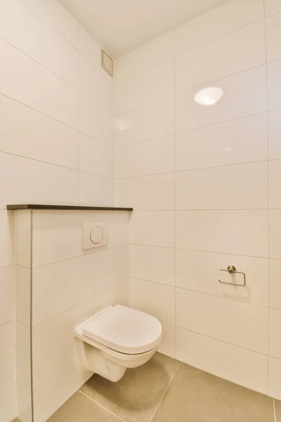 Flush Toilet Gelegen Tussen Wastafel Douche Kleine Betegelde Badkamer Van — Stockfoto