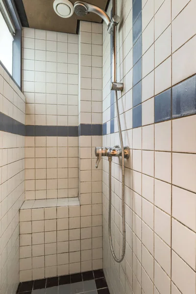 现代公寓的卫生间和带瓷砖淋浴的浴缸 — 图库照片