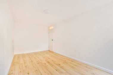 Lüks bir evde rahat ve ferah boş bir oda.