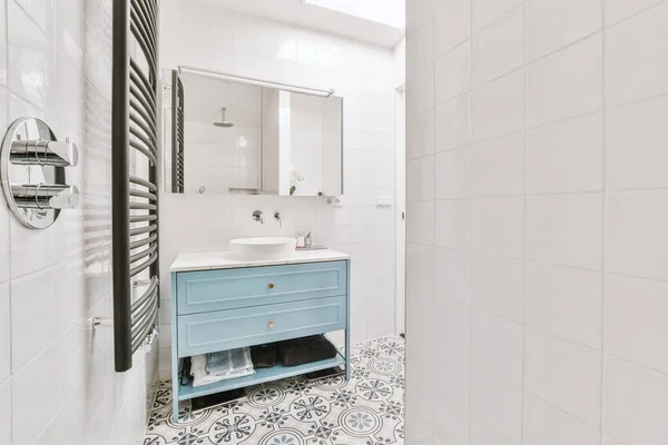 Nivelado Localizado Entre Pia Chuveiro Pequena Casa Banho Azulejos Apartamento — Fotografia de Stock