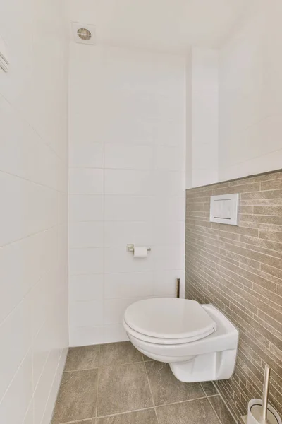 Εσωτερικό Στενό Μπάνιο Τοίχο Κρεμασμένο Τουαλέτα Λευκούς Τοίχους Και Καρό — Φωτογραφία Αρχείου