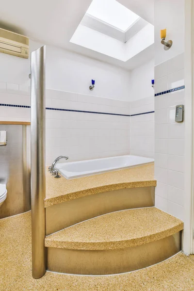 Elegante Baño Diseño Interior Con Inodoro Blanco Bañera Con Ducha — Foto de Stock