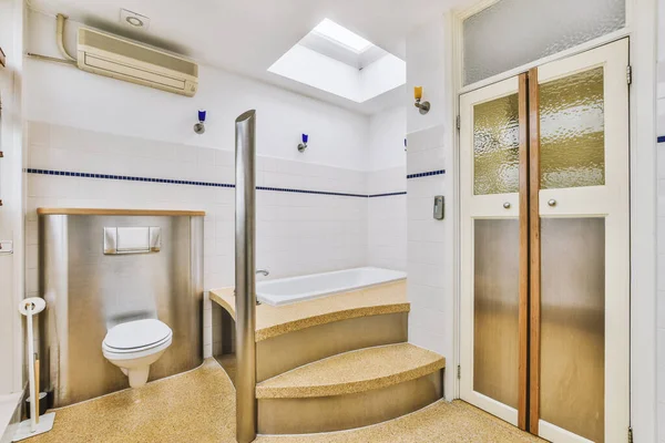 Κομψό Εσωτερικό Μπάνιο Σχεδιασμό Λευκή Τουαλέτα Και Μπανιέρα Ντους Από — Φωτογραφία Αρχείου