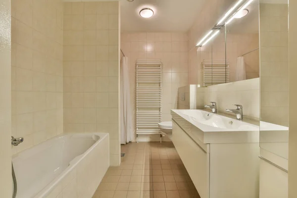 現代的なアパートでシャワー付きの白いトイレとバスタブ付きのスタイリッシュなバスルームのインテリアデザイン — ストック写真