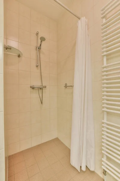 Stylowa Łazienka Wystrój Wnętrz Białym Wanną Prysznicem Nowoczesnym Apartamencie — Zdjęcie stockowe