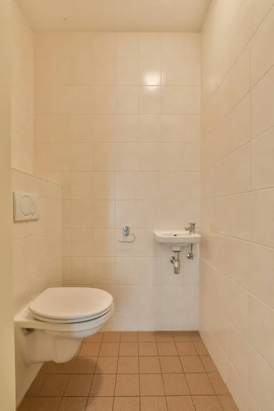 現代的なアパートでシャワー付きの白いトイレとバスタブ付きのスタイリッシュなバスルームのインテリアデザイン — ストック写真