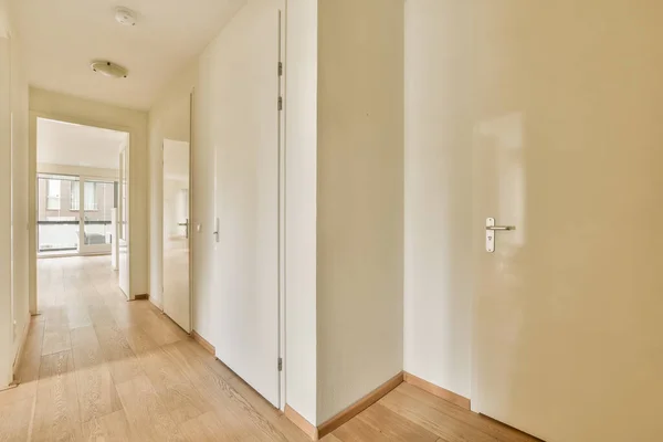 Narrow Corridor White Walls Doors Leading Spacious Room Windows Parquet — Stock Photo, Image