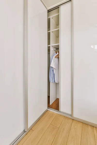 Domácí Design Ložnice Postelí Dřevěnou Skříní Umístěný Rohu Blízkosti Okna — Stock fotografie