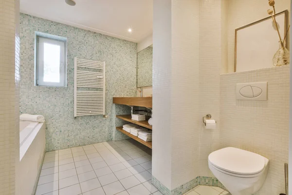 Flush Között Található Mosogató Zuhanyzó Kis Csempézett Fürdőszoba Kortárs Lakás — Stock Fotó