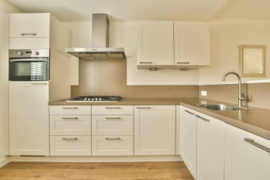 Ahşap masa ve rahat sandalyeler modern aydınlık düz mutfak mobilyalarının yanına yerleştirildi.