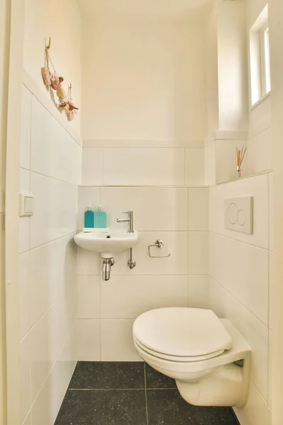 Nowoczesna Toaleta Spłukiwana Zlewozmywak Ceramiczny Zamontowane Ścianach Płytek Małej Toalecie — Zdjęcie stockowe