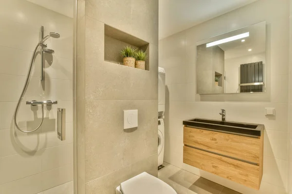 Koupelna Bílými Kachlovými Stěnami Otevřenou Sprchou Umyvadla Základní Skříň Světle — Stock fotografie