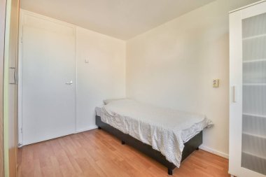 Geniş yatak odasında rahat yatağı olan modern bir yatak.