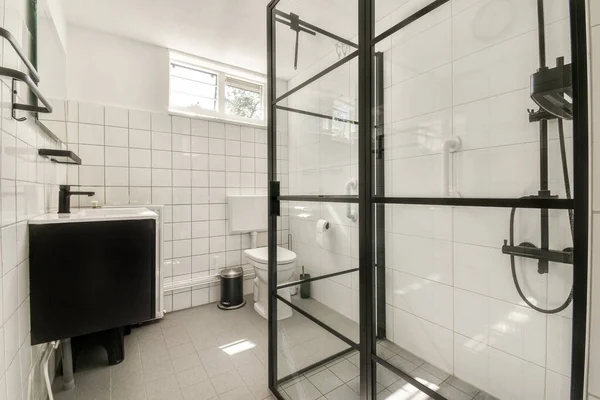 Flush Között Található Mosogató Zuhanyzó Kis Csempézett Fürdőszoba Kortárs Lakás — Stock Fotó