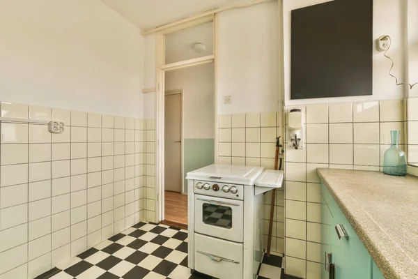 Kleine Wohnküche Mit Spüle Unter Dem Fenster Und Hellen Möbeln — Stockfoto