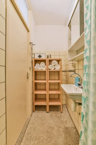 Kabina Prysznicowa Przegrodą Zasłony Znajduje Się Pobliżu Zlewu Półki Ręcznikami — Zdjęcie stockowe