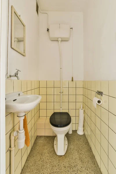 Zlewozmywak Lustro Położone Pobliżu Toalety Spłukiwanej Betonową Ścianę — Zdjęcie stockowe