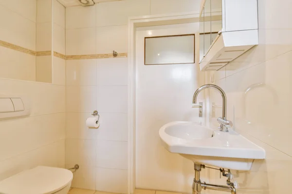 Innenraum Der Engen Toilette Mit Waschbecken Und Wandhängender Toilette Mit — Stockfoto