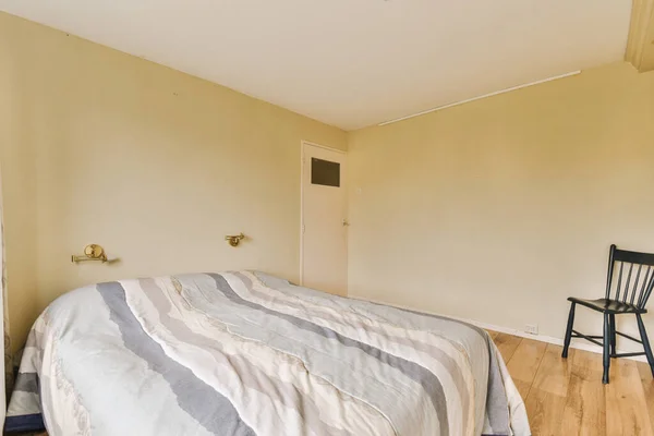 Minimalist Εσωτερικό Σχεδιασμό Του Μικρού Υπνοδωματίου Μαλακό Κρεβάτι Τοποθετείται Γωνία — Φωτογραφία Αρχείου