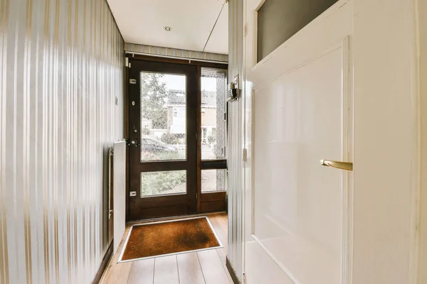 Φως Στενό Διάδρομο Πολλές Πόρτες Λευκούς Τοίχους Και Λαμπερό Λαμπτήρα — Φωτογραφία Αρχείου