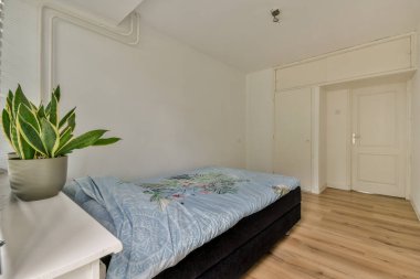 Teras balkon kapısının yanında rahat bir yatak odasında güneşlikler var.