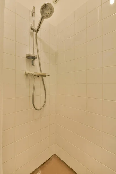 白いタイル張りの壁と居心地の良いバスルームでミラーとシャワーボックスとシンク — ストック写真