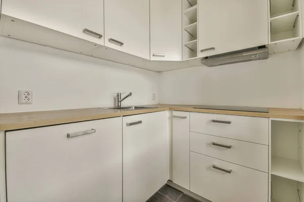 현대의 인테리어 디자인흰 그리고 현대식 아파트의 스토브 후드가 — 스톡 사진