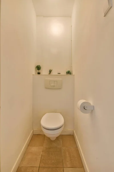 Εσωτερικό Στενό Μπάνιο Τοίχο Κρεμασμένο Τουαλέτα Λευκούς Τοίχους Και Καρό — Φωτογραφία Αρχείου